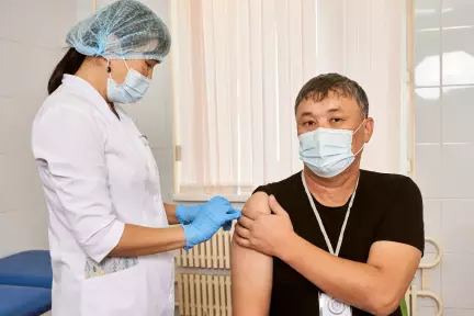 70% работников группы компаний «КазМунайГаз» вакцинированы